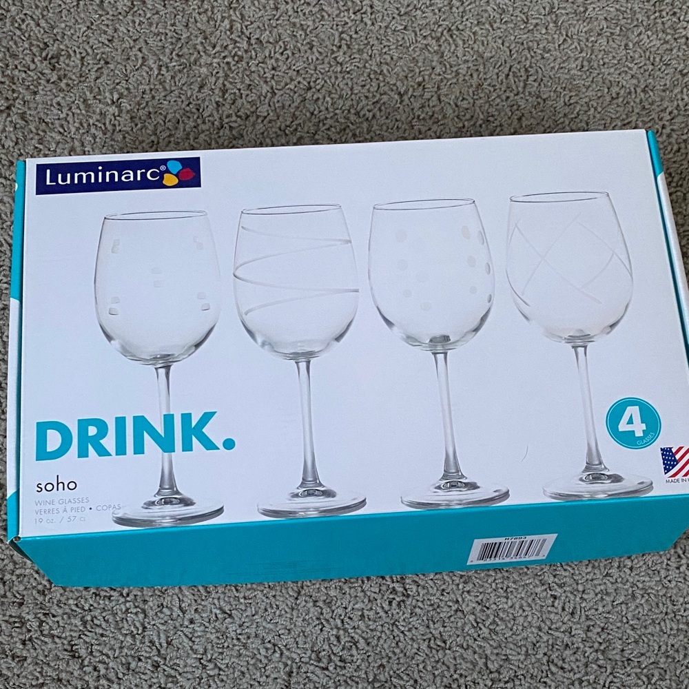 NIB Luminarc soho 4 wine glass set.